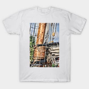 Privateer LYNX mast and rigging T-Shirt